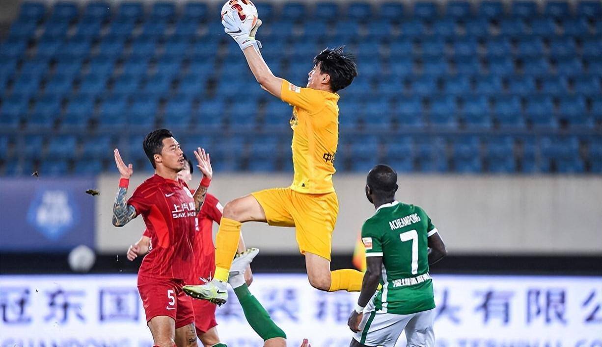 深圳男篮训练开放日，冲刺阶段止住颓势引欢呼，中超在即，临场指挥获称赞的简单介绍